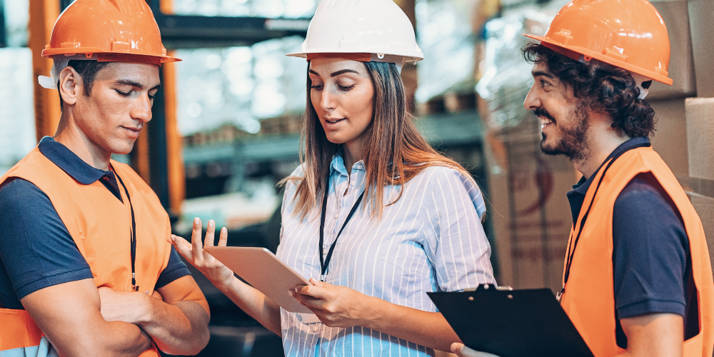 Trabajadores siguiendo medidas de seguridad